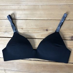 VS Black Wireless Shine Strap Bra